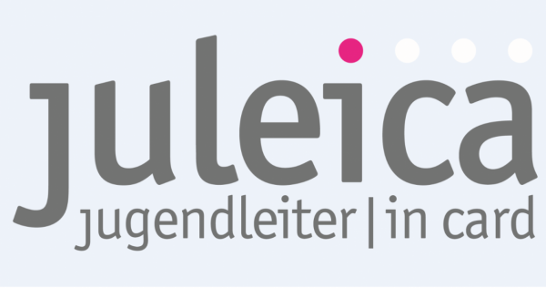 Auf hellgrauem Hintergrund ist der dunkelgraue Schriftzug "Juleica" und in der gleichen Farbe darunter etwas kleiner "jugendleiter|in card" zu lesen. Der i-Punkt beim ersten Schriftzug ist pink und weitere 3 Punkte in weiß sind daneben.