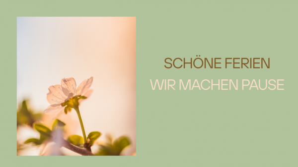 Nahaufnahme einer blühenden Kirschblüte vor unscharfem Hintergrund neben dem Text 'SCHÖNE FERIEN WIR MACHEN PAUSE' auf grünem Grund